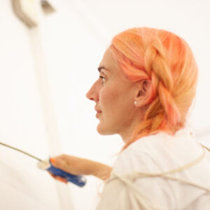 IMG_8908_korr Stefania vom Läbesruum streicht eine Wand weiss.