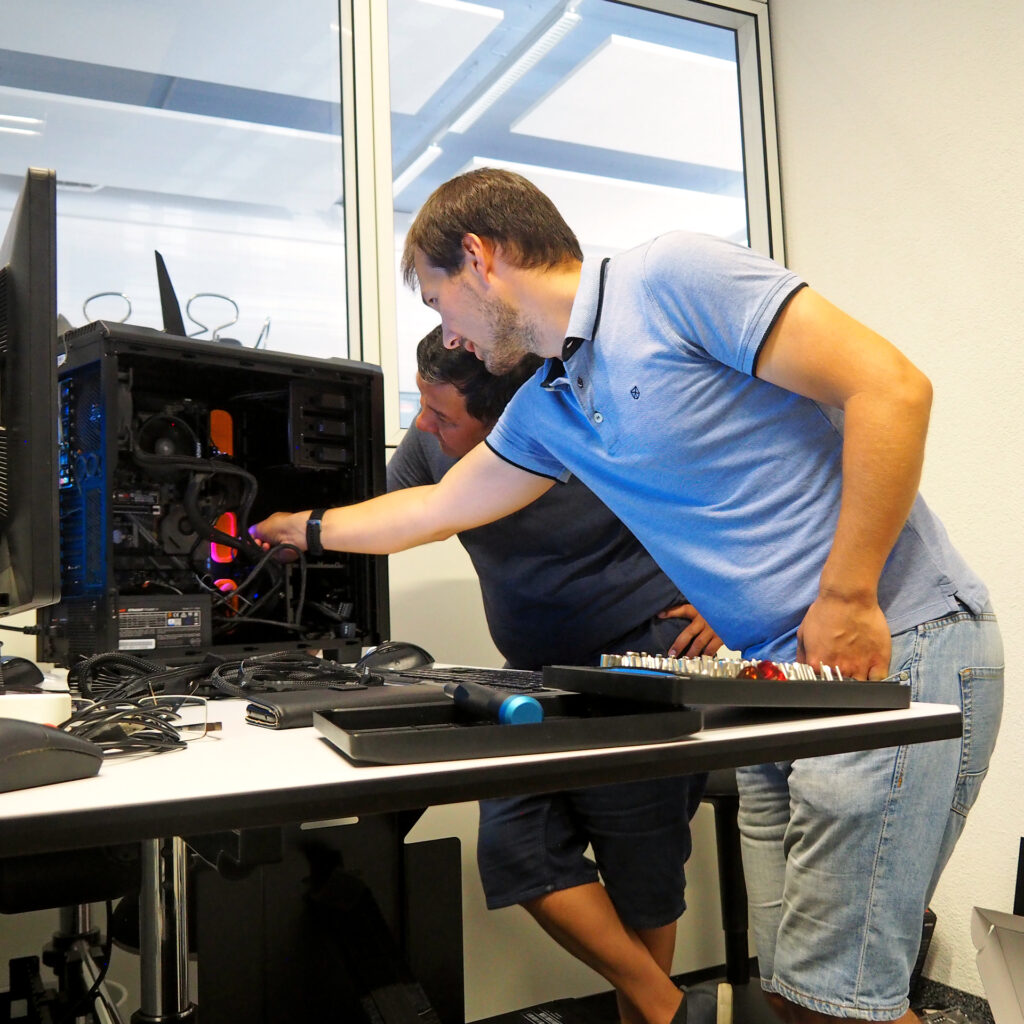 P6231897_korr Marco vom Läbesruum zeigt Hugo etwas an einem Computer.