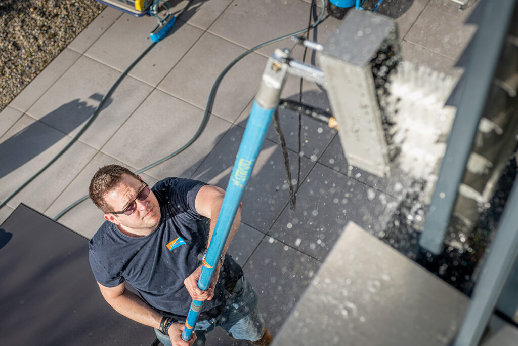 Mitarbeiter des Läbesruums reinigt mit einem Strato-Gerät Lamellen.