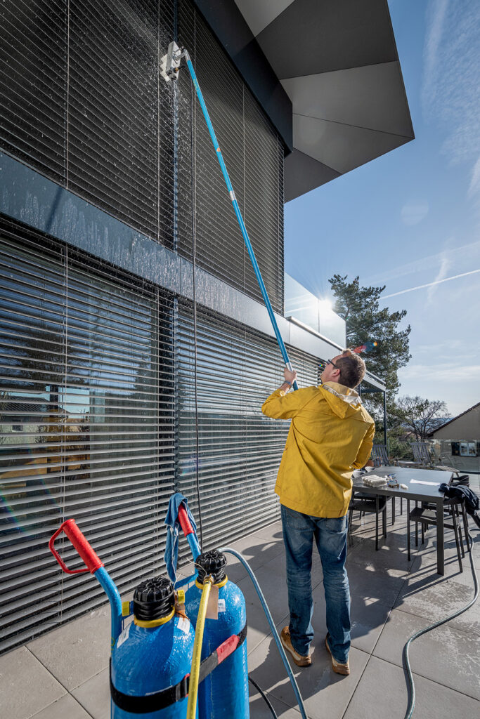 Mitarbeiter des Läbesruums reinigt mit einem Strato-Gerät Lamellen.