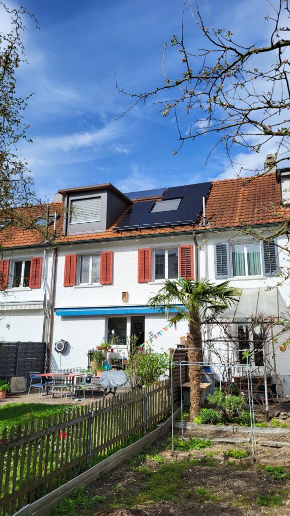 Photovoltaik-Anlage auf kleiner Dachfläche montiert vom Läbesruum.