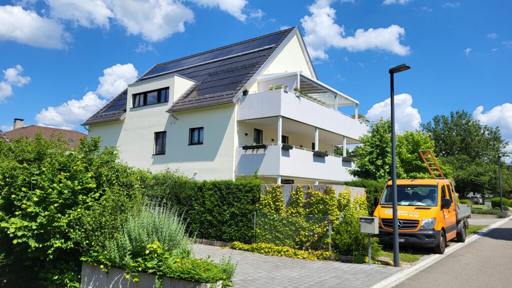 Indach-Solaranlage auf einem Mehrfamilienhaus installiert vom Läbesruum.