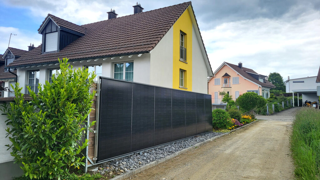 Solarmodule als Gartenhag, installiert vom Läbesruum.