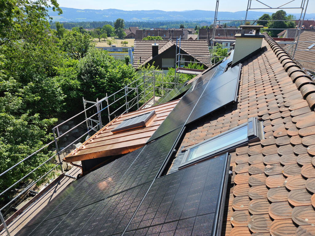 Biberschwanzziegel mit Solar-Einlegesystem installiert vom Läbesruum.