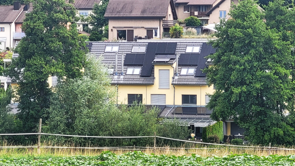 Reiheneinfamilienhäuser mit einer Photovoltaikanlage installiert vom Läbesruum.