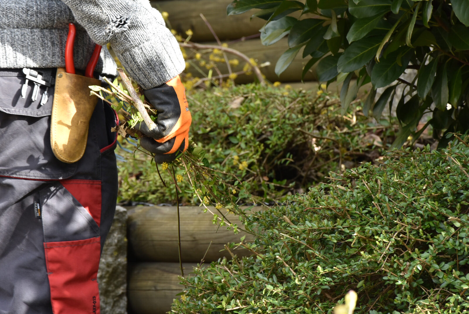 Ein Mitarbeiter des Läbesruums bei Gartenarbeiten.
