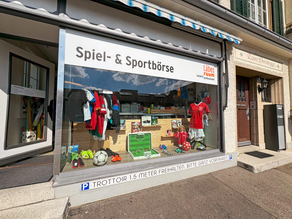 Schaufenster zur Fussball-Europameisterschaft der Spiel- & Sportbörse vom Läbesruum.