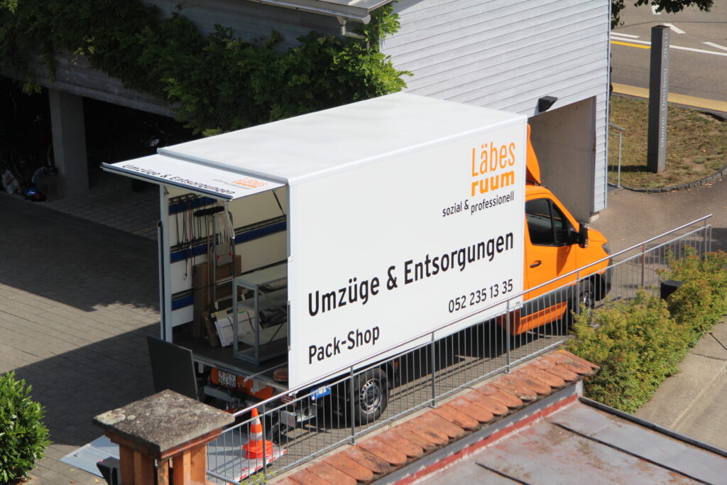 Umzugslastwagen des Läbesruums.