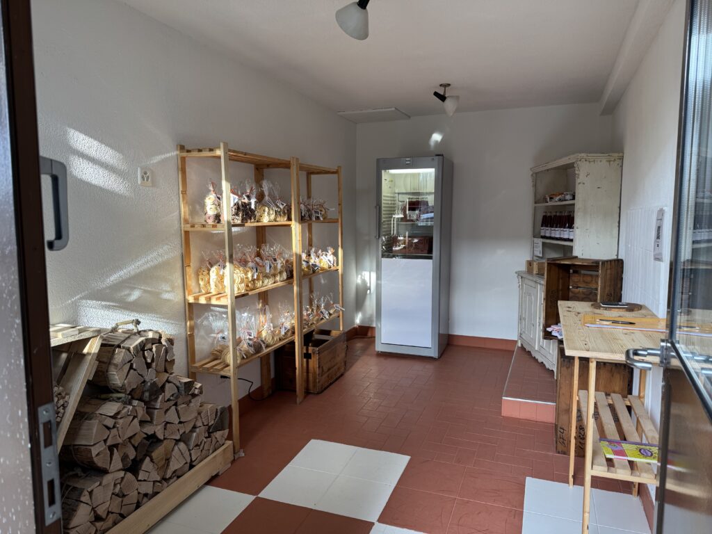 Innenansicht des Läbesruum-Hofladens.