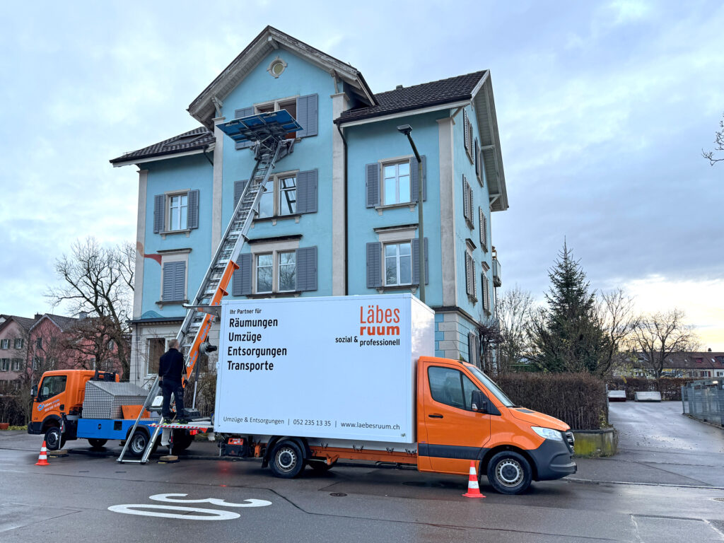 Ein Mitarbeiter des Läbesruums bedient einen Möbellift.