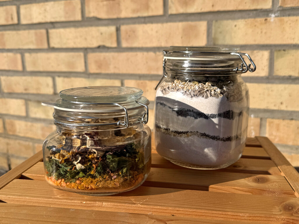 Ein Einmachglas mit einer Risotto-Mischung und ein Einmachglas mit einer Suppen-Mischung vom Läbesruum-Hofladen.