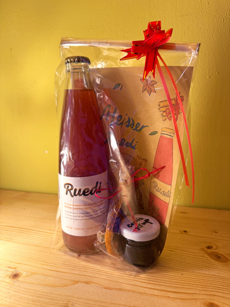 Eine Geschenkverpackung "Heisser Ruedi" vom Hofladen Läbesruum.