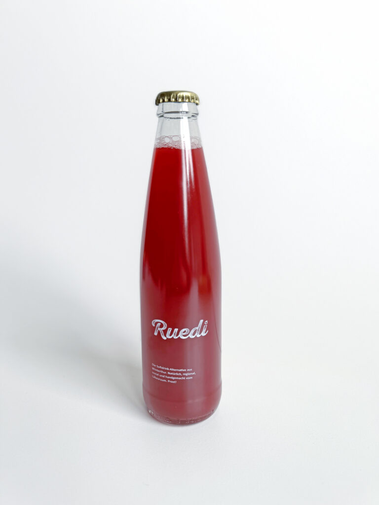 Eine Flasche "Ruedi" vom Läbesruum