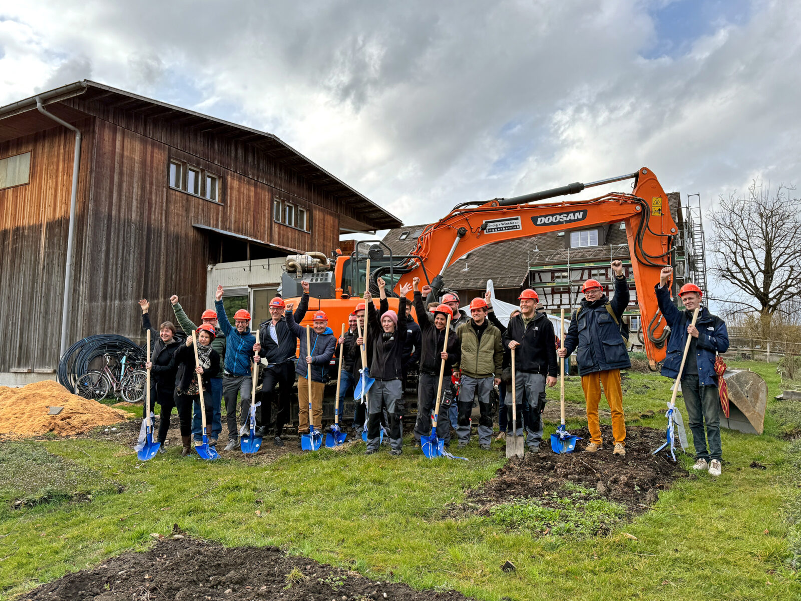 Mitarbeitendes des Läbesruum und Gäste feiern den Spatenstich.
