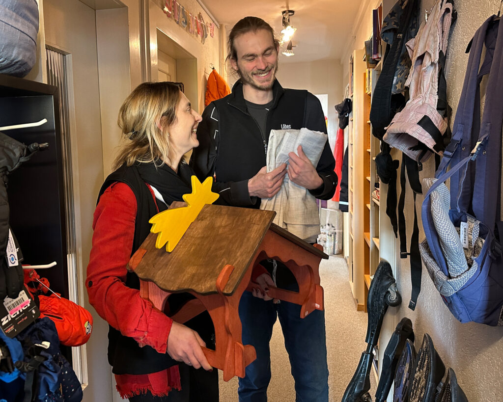 Eine Mitarbeiterin und ein Mitarbeiter des Läbesruums arbeiten in der Spiel- & Sportbörse.