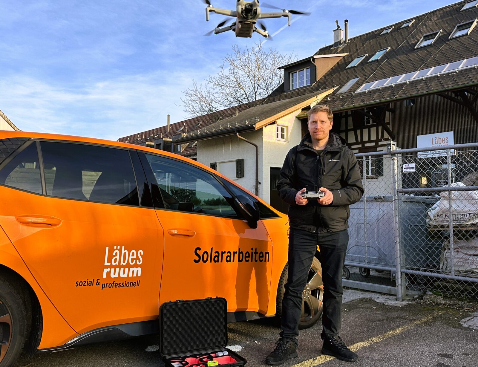 Lukas Teichler lässt eine Drohne fliegen.