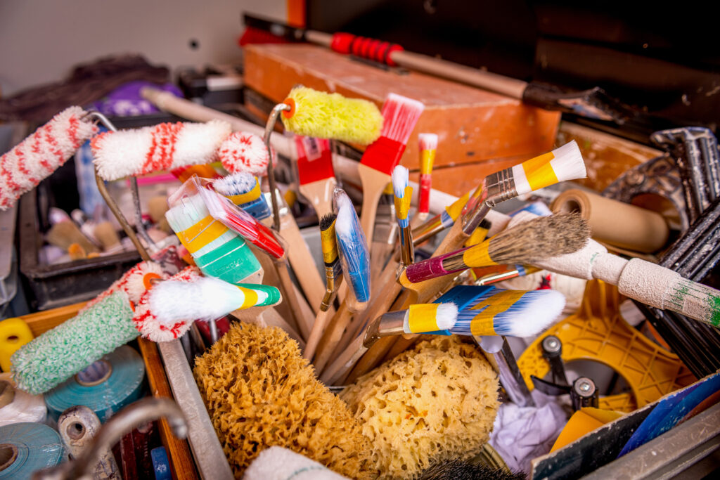 Pinsel und weitere Maluntensilien des Läbesruums.