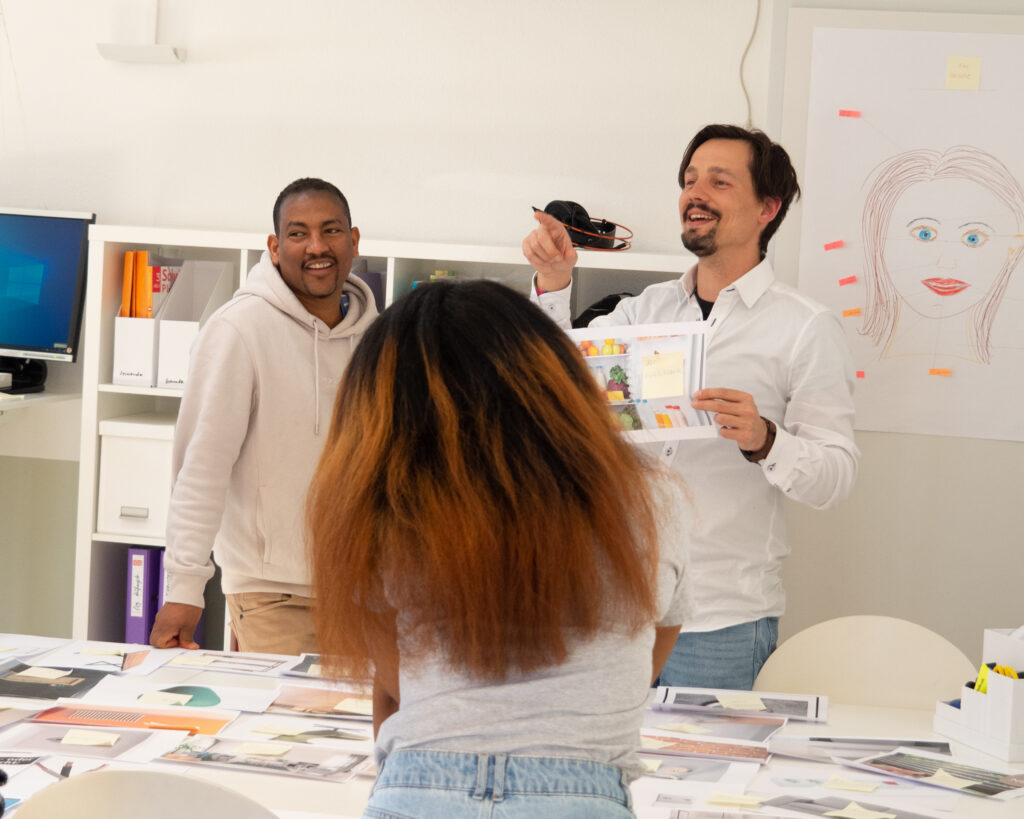 Lehrer Julian Löster im Gruppenunterricht im Läbesruum.