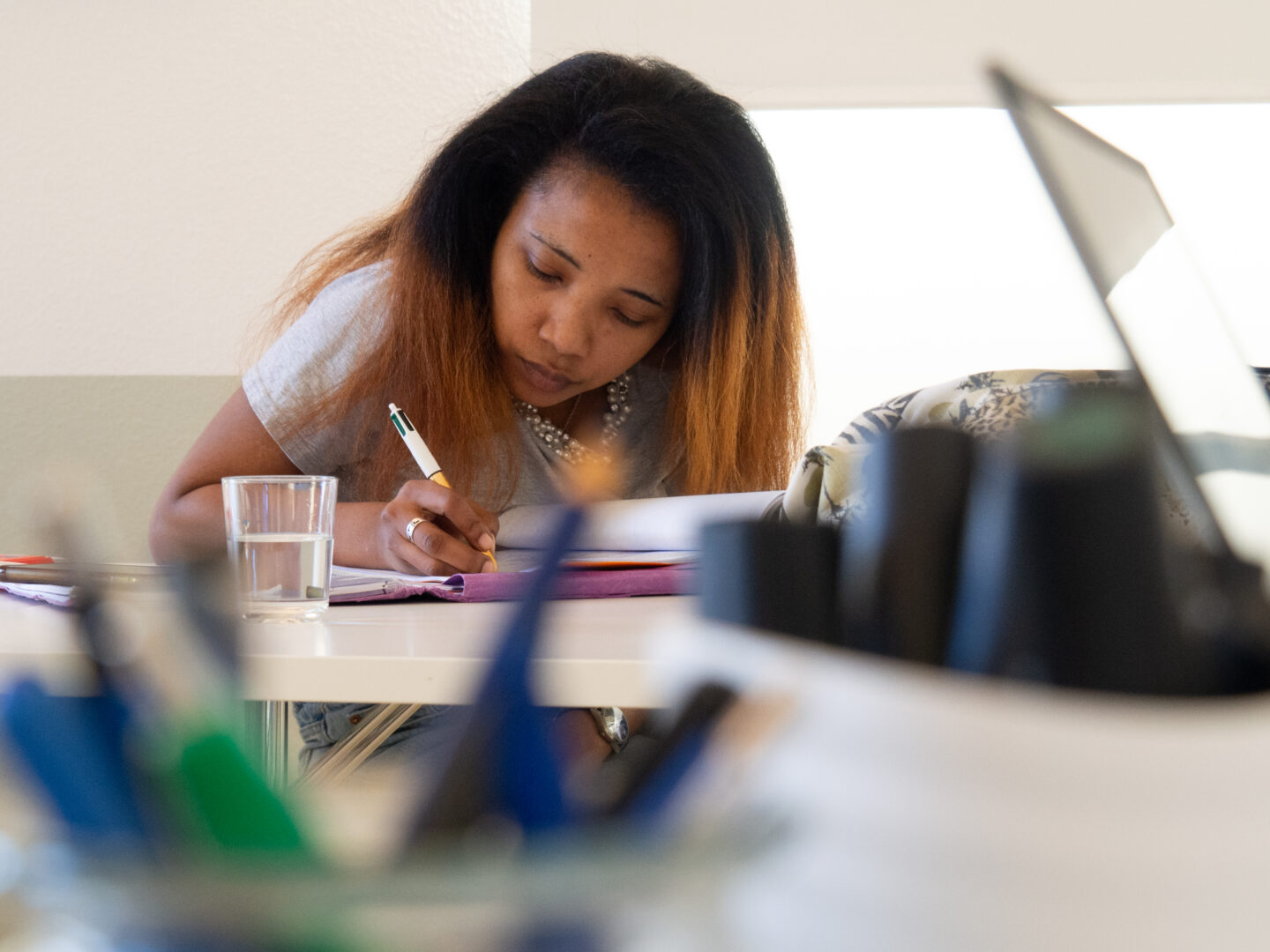Junge Frau im Unterricht beim Läbesruum.