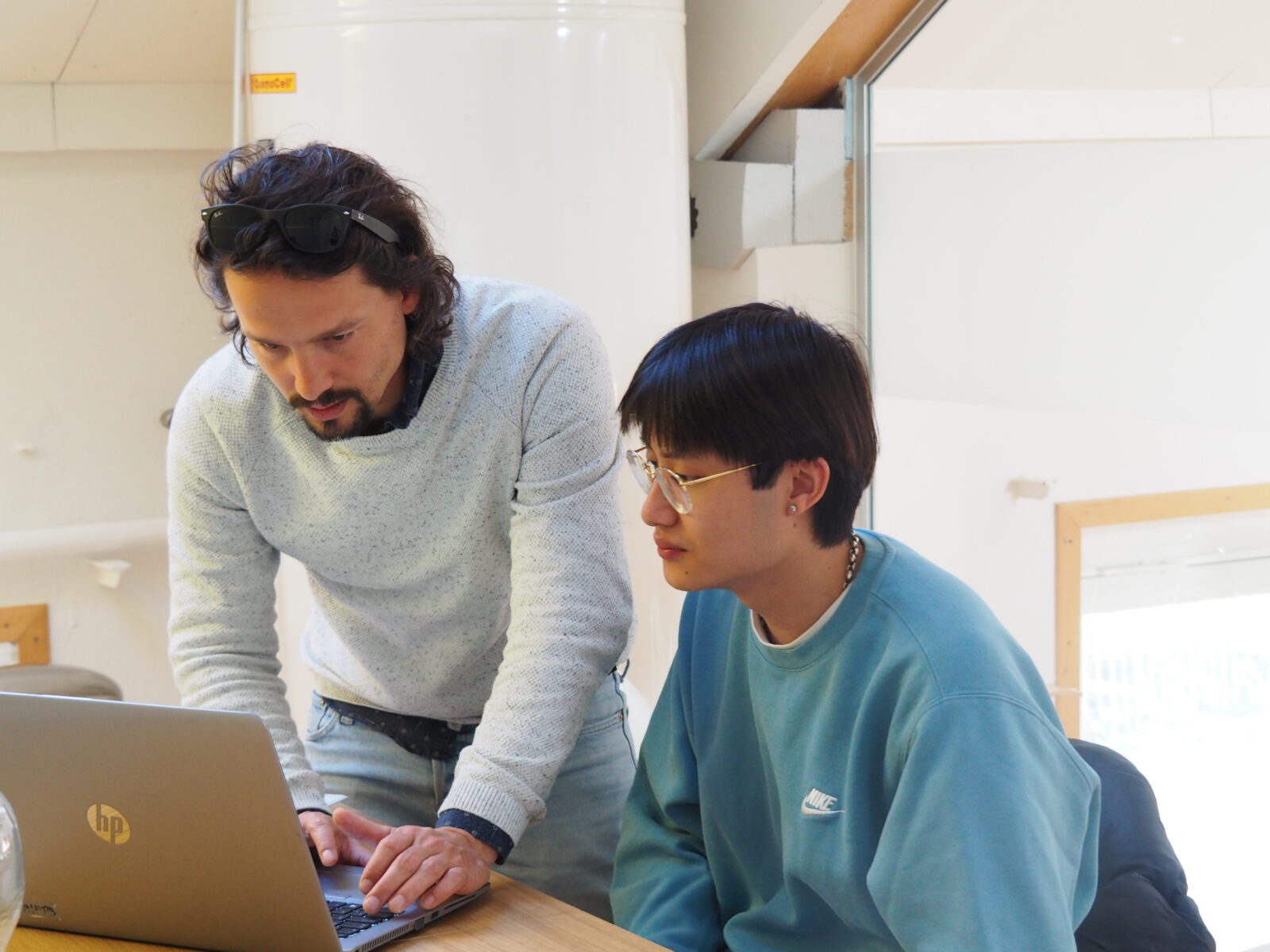 Lehrer Julian Löster vom Läbesruum mit Thu.