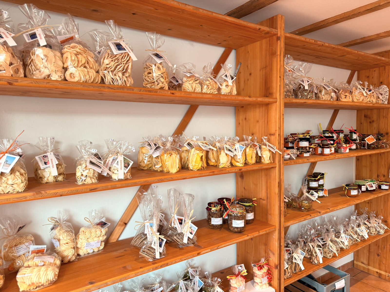 Regal mit Dörrfrüchten im Läbesruum-Hofladen.