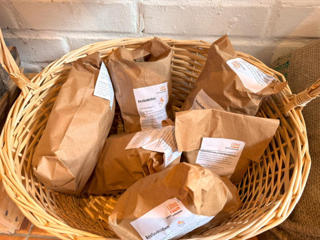 Papiersäcke mit Anzündwürfel im Läbesruum-Hofladen.