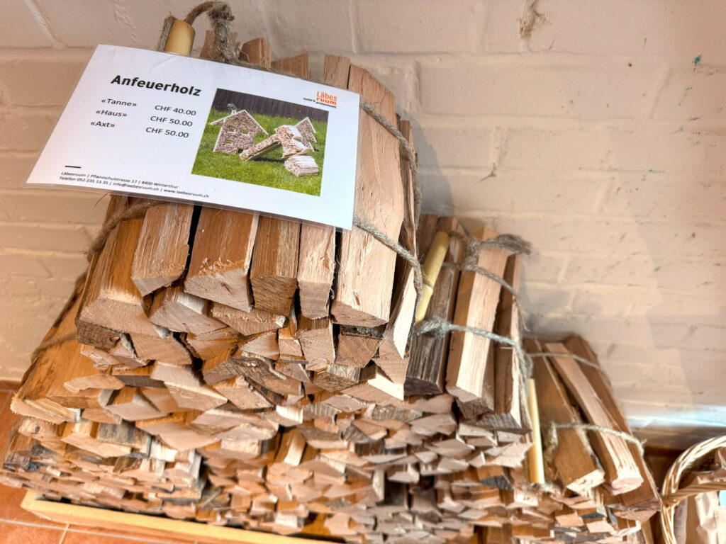 Brennholz-Bürdeli im Läbesruum-Hofladen.