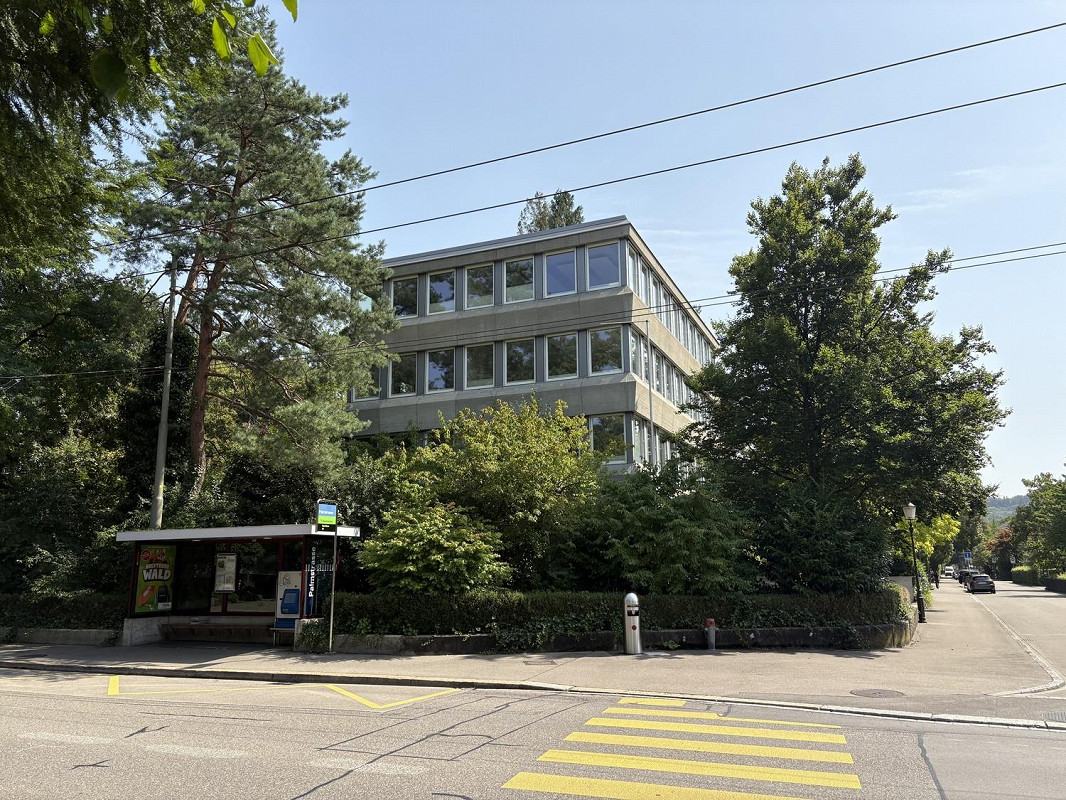 Aussenaufnahme der Palmstrasse 26b mit Bushaltestelle.