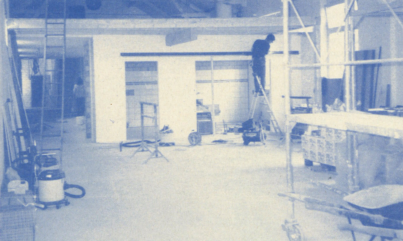 Ein Mitarbeiter des Läbesruums renoviert ein Gebäude.