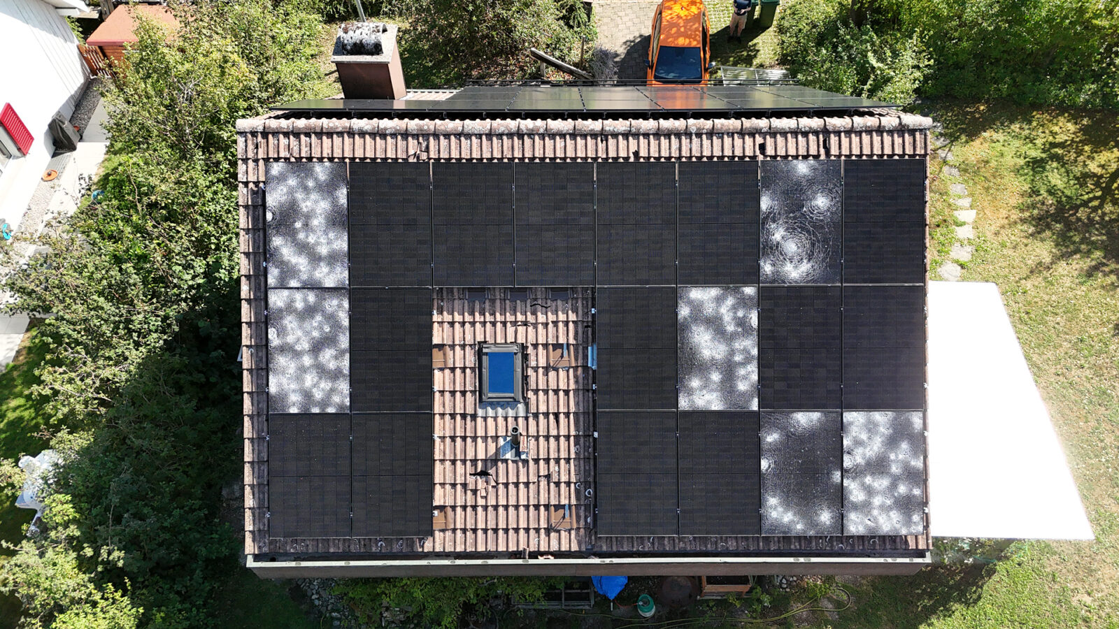 Ein Haus mit einer defekten Solaranlage nach einem Hagelsturm in der Region Winterthur.